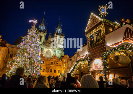 Weihnachtsmarkt auf dem Altstädter Ring in Prag, Tschechische Republik, Europa, 3. Dezember 2016, Illustrative Editorial Stockfoto