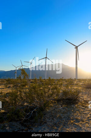 Silhouette Windmühlen an einem Windpark in Palm Springs Kalifornien Stockfoto