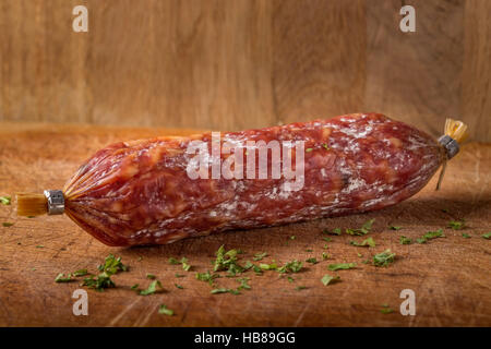 Italienische Salami auf Holzbrett, auf hölzernen Hintergrund Stockfoto