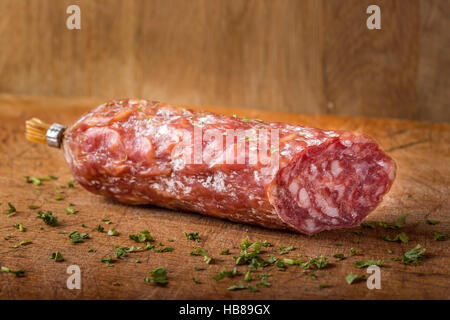 Italienische Salami auf Holzbrett, auf hölzernen Hintergrund Stockfoto