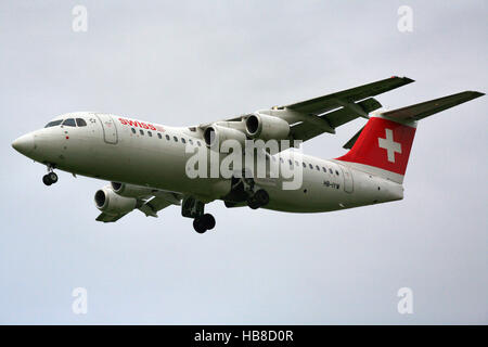 Avro RJ100 nähert sich Zürich Flughafen Stockfoto