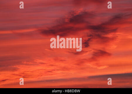 Orange rot gefärbten bewölktem Himmel nach Sonnenuntergang, Allgäu, Bayern, Deutschland Stockfoto