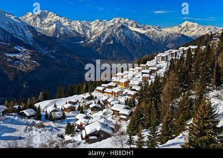 Bettmeralp unter einer dicken Schneedecke mit Weisshorn, Walliser Alpen, Kanton Wallis, Schweiz Stockfoto