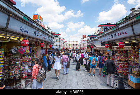 TOKYO, JAPAN - 10. Juni 2016: Touristen gehen auf Nakamise Dori in Sensoji Schrein. Traditionelle, lokale Snacks und touristische Souvenirs sind für Besucher Stockfoto