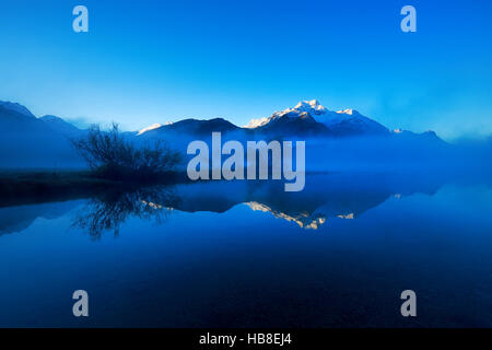 Nebel über See, Morgenlicht, Silsersee, Piz da la Margna hinter Sils, Engadin, Kanton Graubünden, Schweiz Stockfoto
