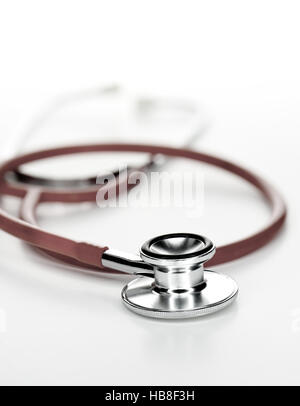 Klinischen Stethoskop Nahaufnahme vor einem hellen Hintergrund, großzügige Räumlichkeiten für Textfreiraum. Konzept-Bild für das Gesundheitswesen. Stockfoto
