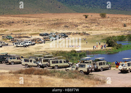 Touristen auf Safari, ATVs am Rastplatz, Ngorongoro, Serengeti Nationalpark, Tansania Stockfoto