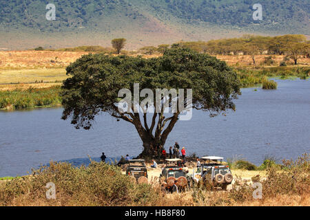 Touristen auf Safari, ATVs am Rastplatz, Ngorongoro, Serengeti Nationalpark, Tansania Stockfoto