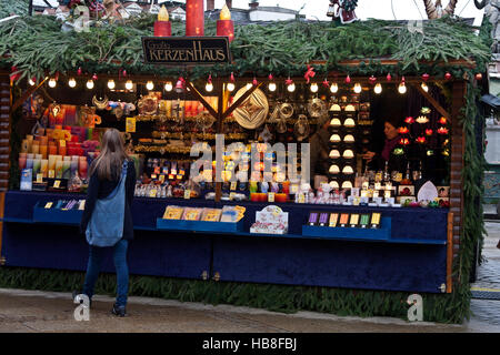 Fair-Weihnachtsmarkt auf dem Ludwigsburger, Deutschland, eine geschmückte Tanne Äste Verkauf von Kerzen und Kerzenhalter Stand. Stockfoto