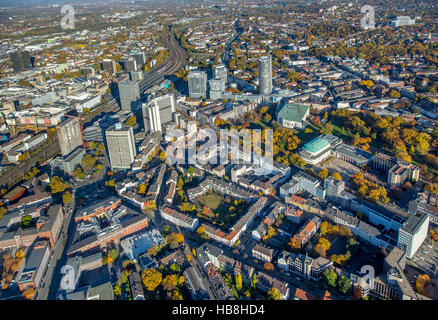 Luftaufnahme, Huyssenallee, südliche Innenstadt vor der Skyline der Stadt Essen, Wolkenkratzer, RWE-Turm, Evonik, Aalto-Theater Stockfoto