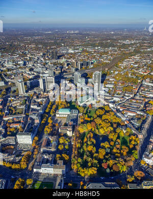 Luftaufnahme, Huyssenallee, südliche Innenstadt vor der Skyline der Stadt Essen, Wolkenkratzer, RWE-Turm, Evonik, Aalto-Theater Stockfoto