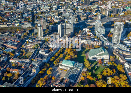Luftaufnahme, Huyssenallee, südliche Innenstadt vor der Skyline der Stadt Essen, Wolkenkratzer, RWE-Turm, Evonik, Aalto-Theater Stockfoto