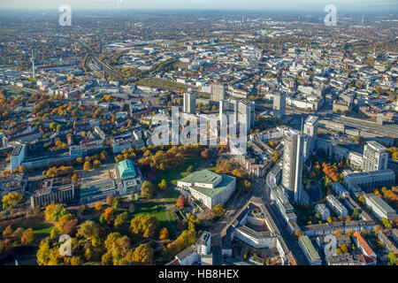 Luftaufnahme, Huyssenallee, südliche Innenstadt vor der Skyline der Stadt Essen, Wolkenkratzer, RWE-Turm, Evonik, Aalto-Theater Stockfoto