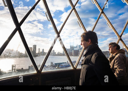 Blick auf O2 und London Skyline vom Leuchtturm am Trinity Buoy Wharf, London, UK Stockfoto