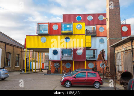Haus gebaut aus bunten gestapelten Containern aka Containerstadt, Trinity Buoy Wharf, London, Großbritannien Stockfoto