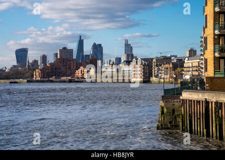 Stadt von London (Shard, Walkie Talkie, Gherkin) Ansicht von Canary Wharf mit der Themse im Vordergrund, London, UK Stockfoto