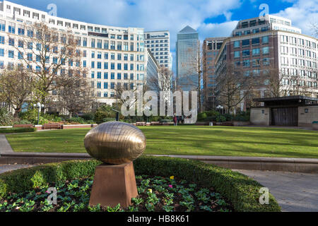 Westferry Circus in Canary Wharf - mit "Sasso Cosmico" tun Vassilakis-Koning und One Canada Square im Hintergrund Stockfoto