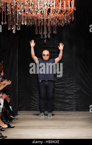 Designer Andrew GN geht die Start-und Landebahn während der Andrew GN-show Stockfoto