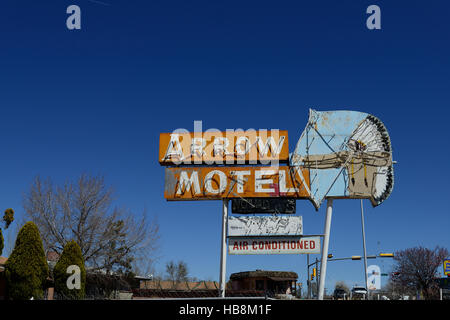 Alten Motel-Schild am Straßenrand im ländlichen New Mexiko Stockfoto