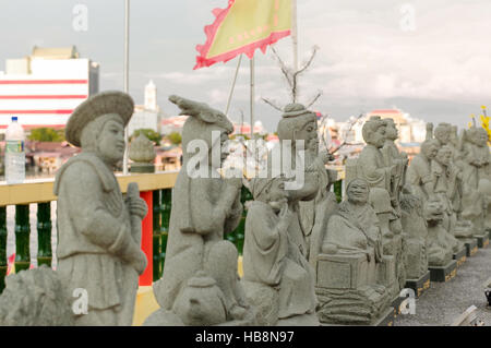 GEORGETOWN, MALAYSIA - NOVEMBER 18,2016: eine Detailansicht Hean Boo Thean Kuanyin chinesischen buddhistischen Tempels in Clan-Stege mit rohen Statuen. Gebaut auf Pfählen über dem Hafen George Town Stockfoto