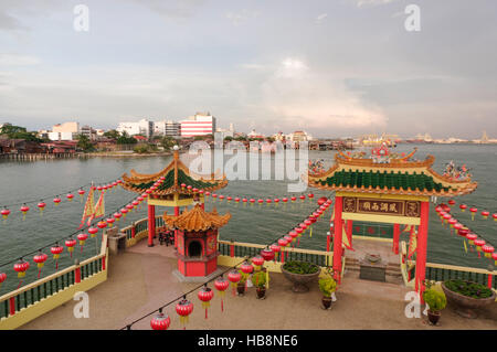 GEORGETOWN, MALAYSIA - NOVEMBER 18,2016: eine Detailansicht Hean Boo Thean Kuanyin chinesischen buddhistischen Tempels in Clan-Stege. Gebaut auf Pfählen über dem Hafen George Town Stockfoto