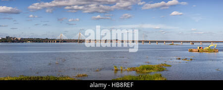 San Roque González de Santa Cruz Brücke am Fluss Parana gesehen von Posadas, Argentinien Stockfoto