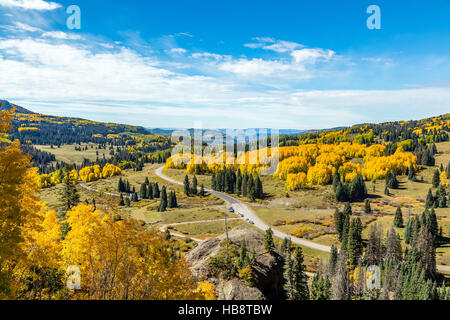 Berglandschaft mit Bächen, Tälern und bunten Bäumen entlang einer Bahnstrecke von Chama, New Mexico nach Antonito, Colorado Stockfoto