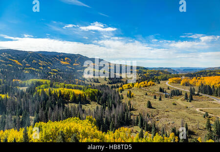 Berglandschaft mit Bächen, Tälern und bunten Bäumen entlang einer Bahnstrecke von Chama, New Mexico nach Antonito, Colorado Stockfoto