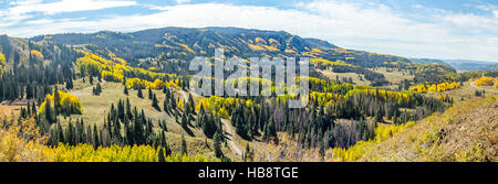 Berglandschaft mit Bächen, Tälern und bunten Bäumen entlang einer Bahnstrecke von Chama, New Mexico nach Antonito, Colorado Stockfoto