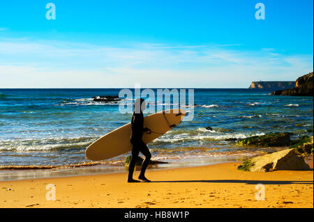 Surfer am Strand, silhouette Stockfoto