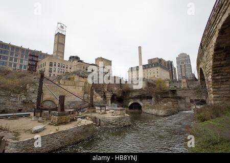 Teil der Ruinen einer Mühle auf dem Mississippi River in Minneapolis, Minnesota, USA. Stockfoto