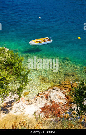 Einsames Boot am Traumstrand Stockfoto