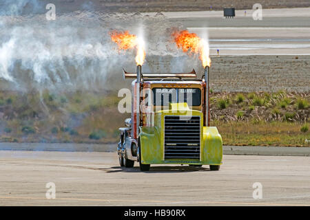 Jet-Truck Shockwave-Drag-Racing bei San Diego Air Show performance Stockfoto