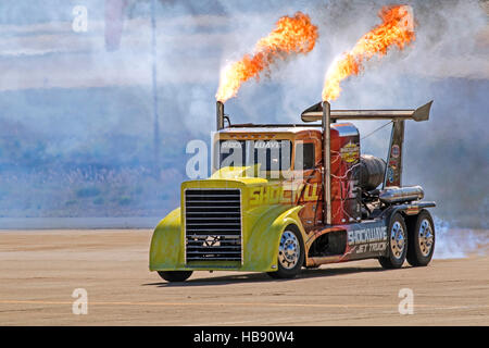 Jet-Truck Shockwave-Drag-Racing bei San Diego Air Show performance Stockfoto