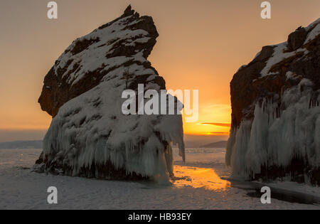 Dawn und die Felsen in der Nähe der Insel Lohmaty. Stockfoto