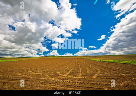 Gepflügtes Feld unter dramatischen Himmelsblick Stockfoto