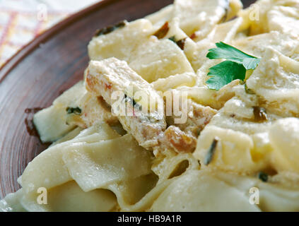 Italienische Nudeln mit Huhn und Rahmsauce Stockfoto