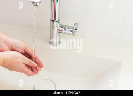 Hand unter fließendem Wasser waschen Stockfoto