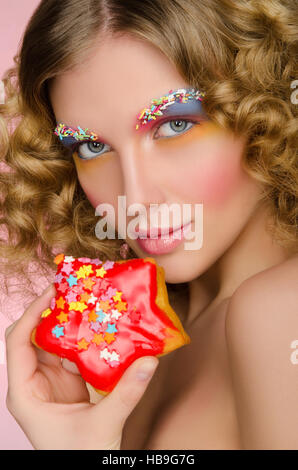 Frau mit Donut im Gesicht Stockfoto