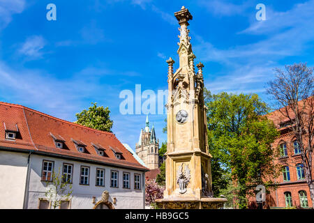 Brunnen in Erfurt und die Kathedrale Stockfoto