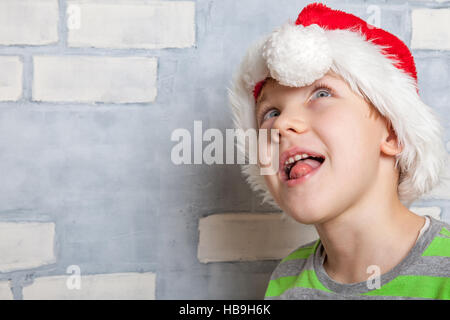 Kleiner Junge mit Weihnachtsmütze Stockfoto