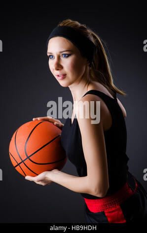 Frau mit Basketball in Sport-Konzept Stockfoto