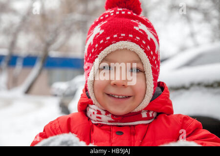 Winter-Porträt von Kid Boy in bunten Kleidern Stockfoto