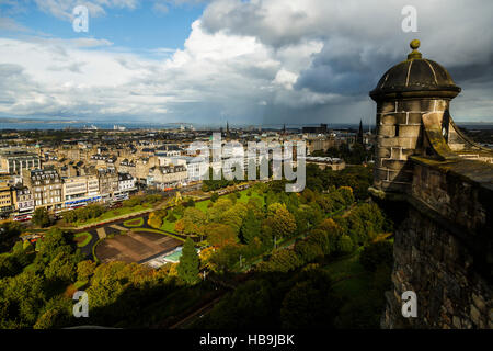 Blick vom Edinburgh Castle, Princes Street Gardens und der Altstadt von Edinburgh, Schottland Stockfoto