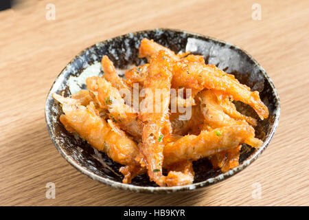 Japanische Küche, gebratene kleine Fisch namens Wakasagi auf dem Tisch Stockfoto