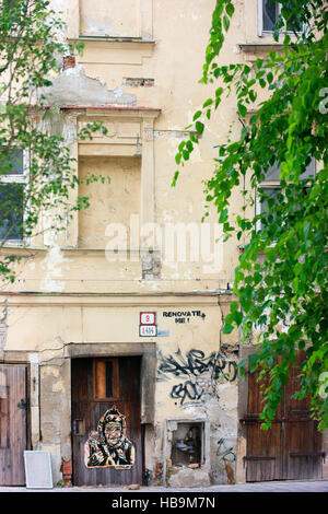 Historische Gebäude warten auf Renovierung in Bratislavas Altstadt. Stockfoto