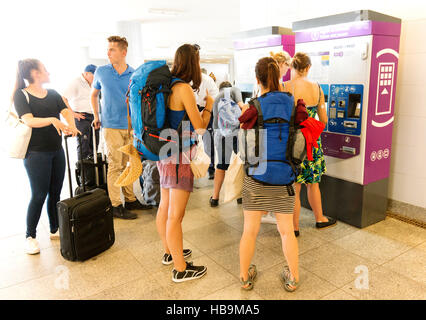 Junge Rucksacktouristen Line-up, um Tickets in einer u-Bahnstation Budapest zu kaufen. Stockfoto