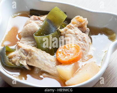 Japanische Küche, Hühnersuppe mit Rettich, Karotte und konbu Stockfoto