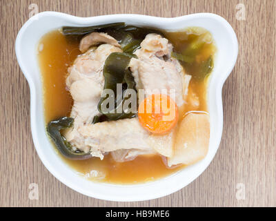 Japanische Küche, Hühnersuppe mit Rettich, Karotte und konbu Stockfoto