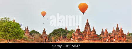 Ballons über Tempel in Bagan. Myanmar. Stockfoto